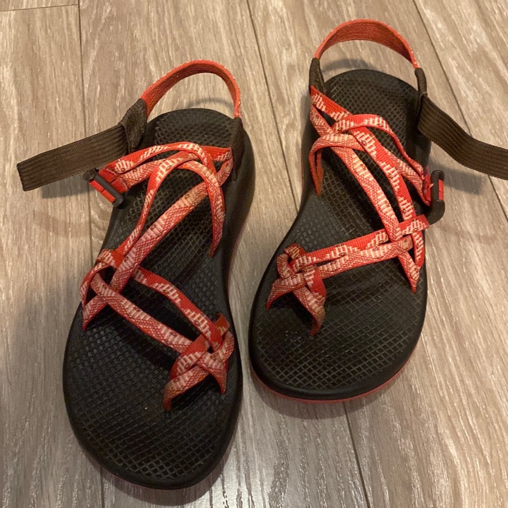 Womens Chaco shoes in pink/brown